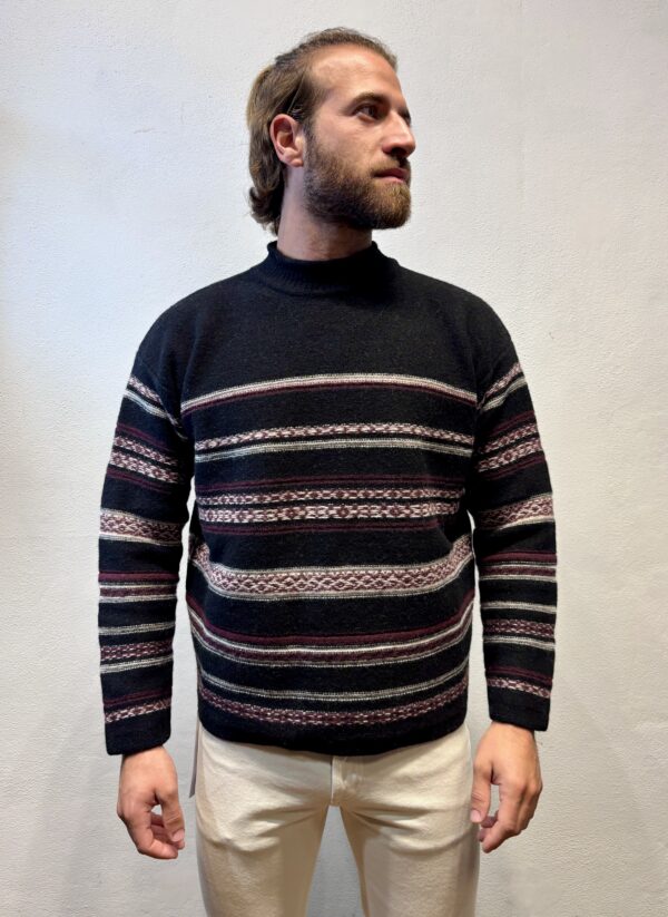AMARANTO – MAGLIA GIRO JACQUARD NERO