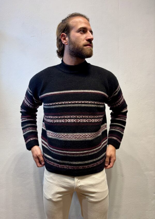 AMARANTO – MAGLIA GIRO JACQUARD NERO