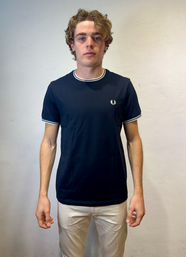 FRED PERRY - T-SHIRT BORDINO BLU FRED PERRY – T-SHIRT BORDINO BLU