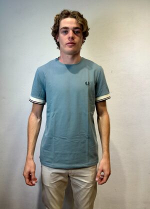 EN AVANCE - CAMICIA RICAMO ROSA FRED PERRY – T-SHIRT PIQUET M/M CELESTE