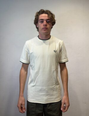 EN AVANCE - CAMICIA RICAMO ROSA FRED PERRY – T-SHIRT CREPE M/M ECRU