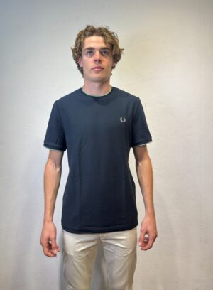 EN AVANCE - CAMICIA RICAMO ROSA FRED PERRY – T-SHIRT CREPE M/M BLU